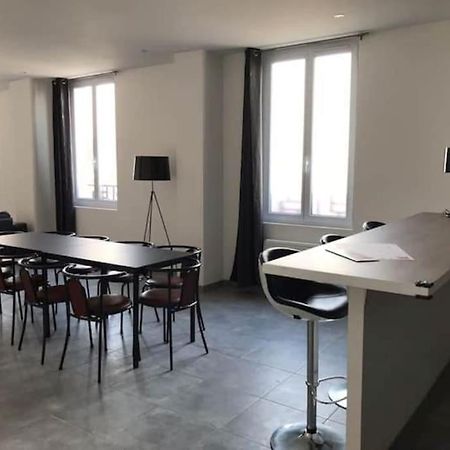 Appartement 10 Pers Face Gare Sncf Appart Hotel Le Cygne A Bourges Kültér fotó